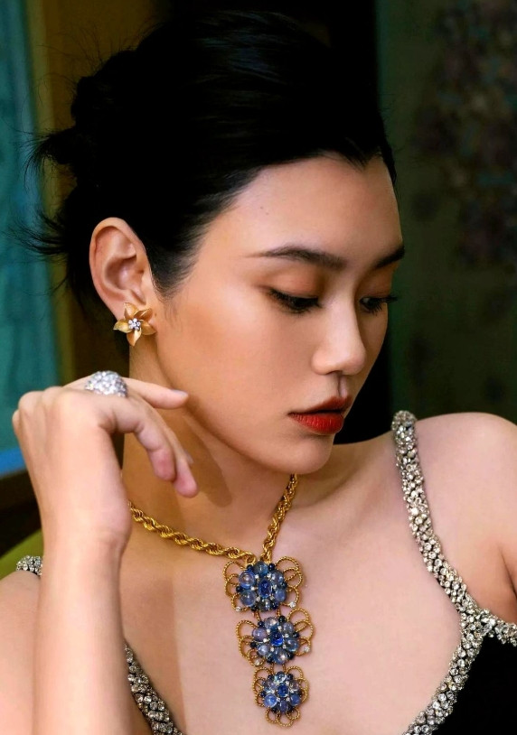 奚梦瑶，太让人意外了。5月26日，奚梦瑶发文求助，竟然是为了找回一件外套，她