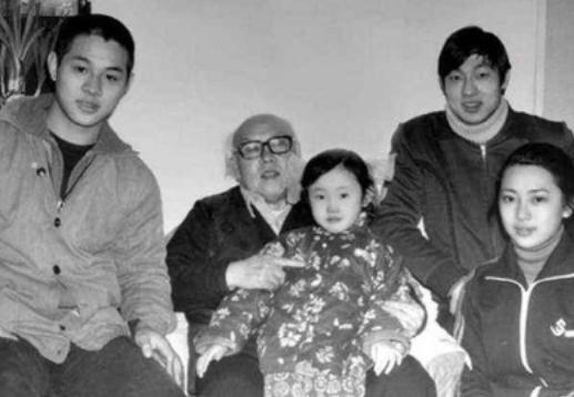 1928年，国画大师李苦禅娶了师妹凌嵋琳，怎料，婚后第6年，妻子瞒着他，单方面登