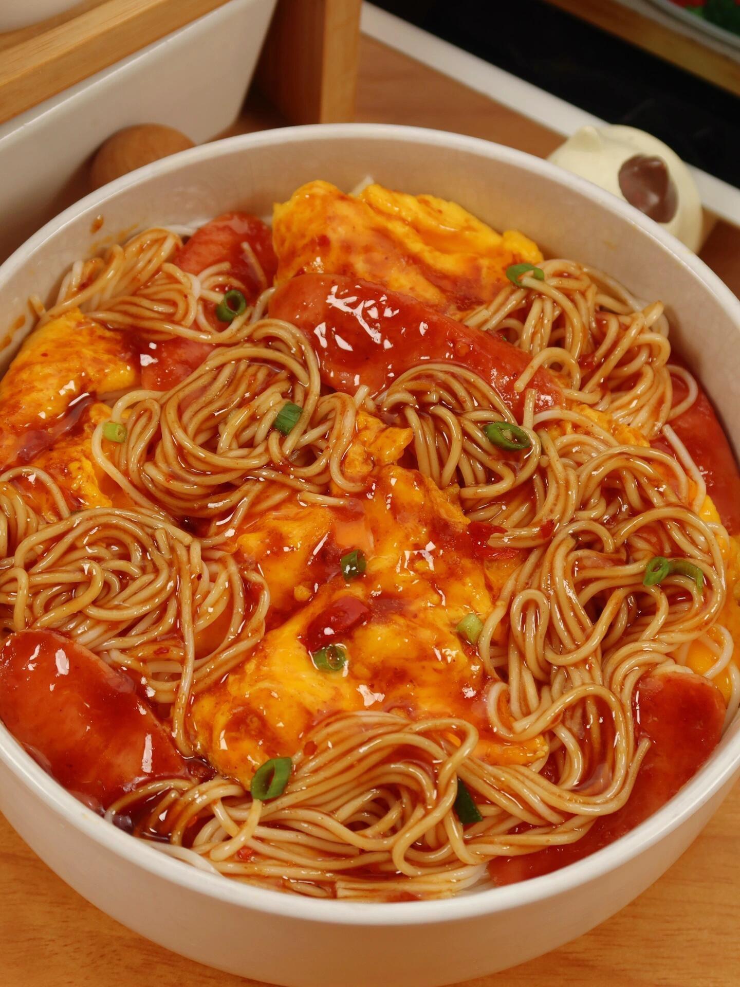 番茄鸡蛋酱面，男人会做饭 帅过彭于晏～