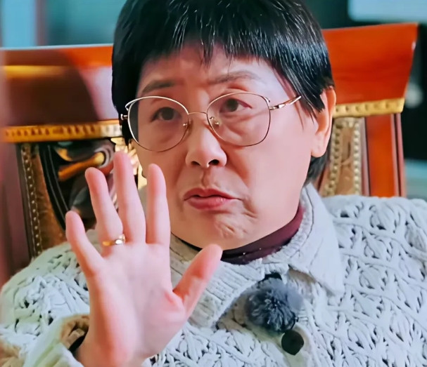 很多人都在质疑为什么黄圣依妈妈看到女儿离婚后带两个孩子回家住，不但不给关怀，还要