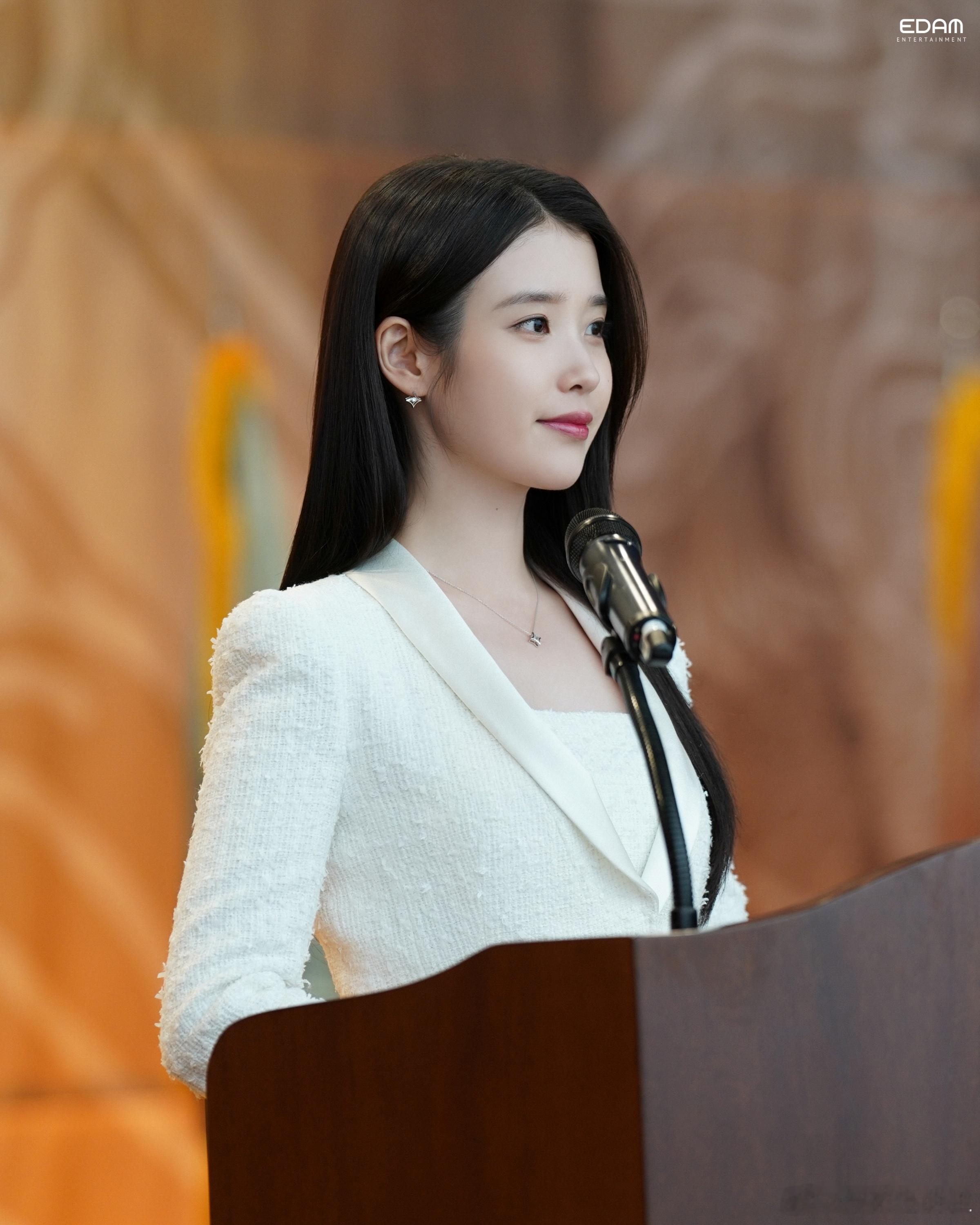 21世纪大君夫人IU官方更新是我们世界上最可爱的新娘