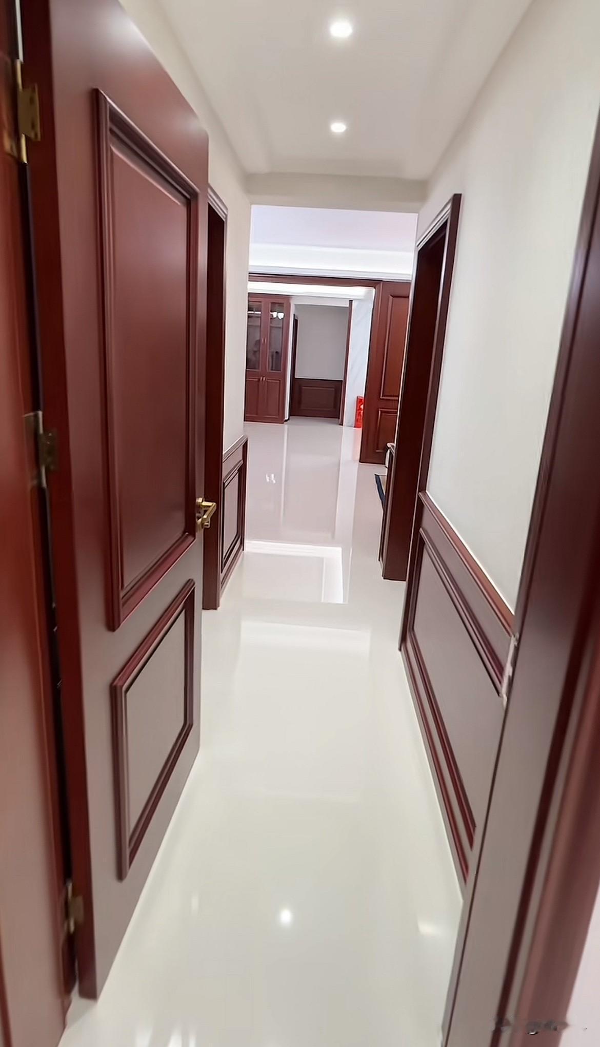 一女子花50万装修了一年的新房子，一开门走进去就感受到了公平公正公开的法律威严感