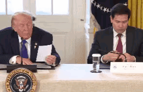 特朗普将鲁比奥悄悄递给他的纸条念出来，看看鲁比奥万斯的表情。为了说服美