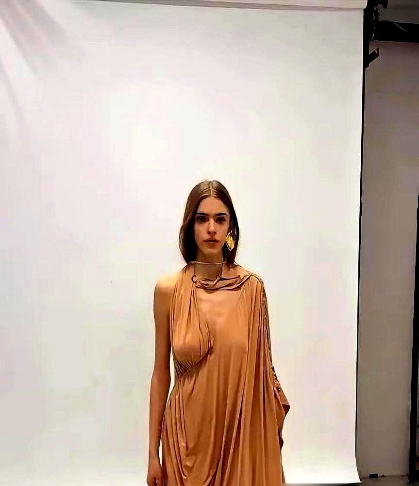 蠢到家了！13年前，她把好莱坞递来的亿万片酬推开，跑去拍没人看的电影。当时