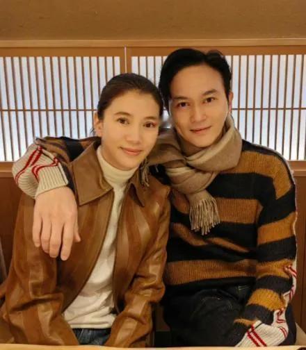 这两位可以称得上是香港娱乐圈里金童玉女。几十年来，张智霖和袁咏仪夫妻俩一直恩恩爱