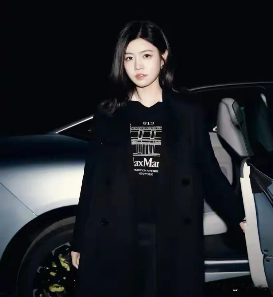 这两天陈妍希在米兰时装周一露面，简直让人眼前一亮！很多网友看了现场图都忍不住问：