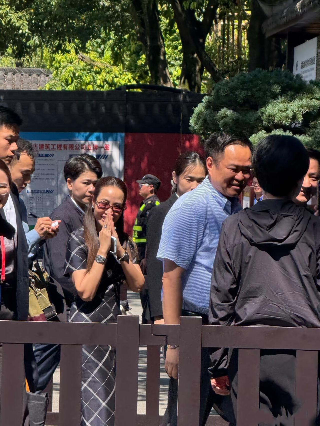 7月19日泰国总理夫妇一起打卡成都武侯祠；让人没想到的是总理夫人换了一身新衣服，