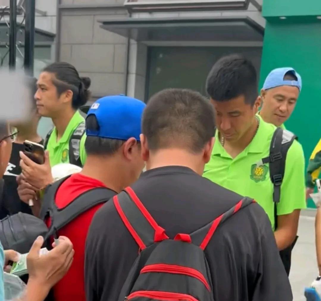 没有“腰”的北京国安，下午三点奔赴郑州客场，也许秘密武器效果更佳！北京国安全队