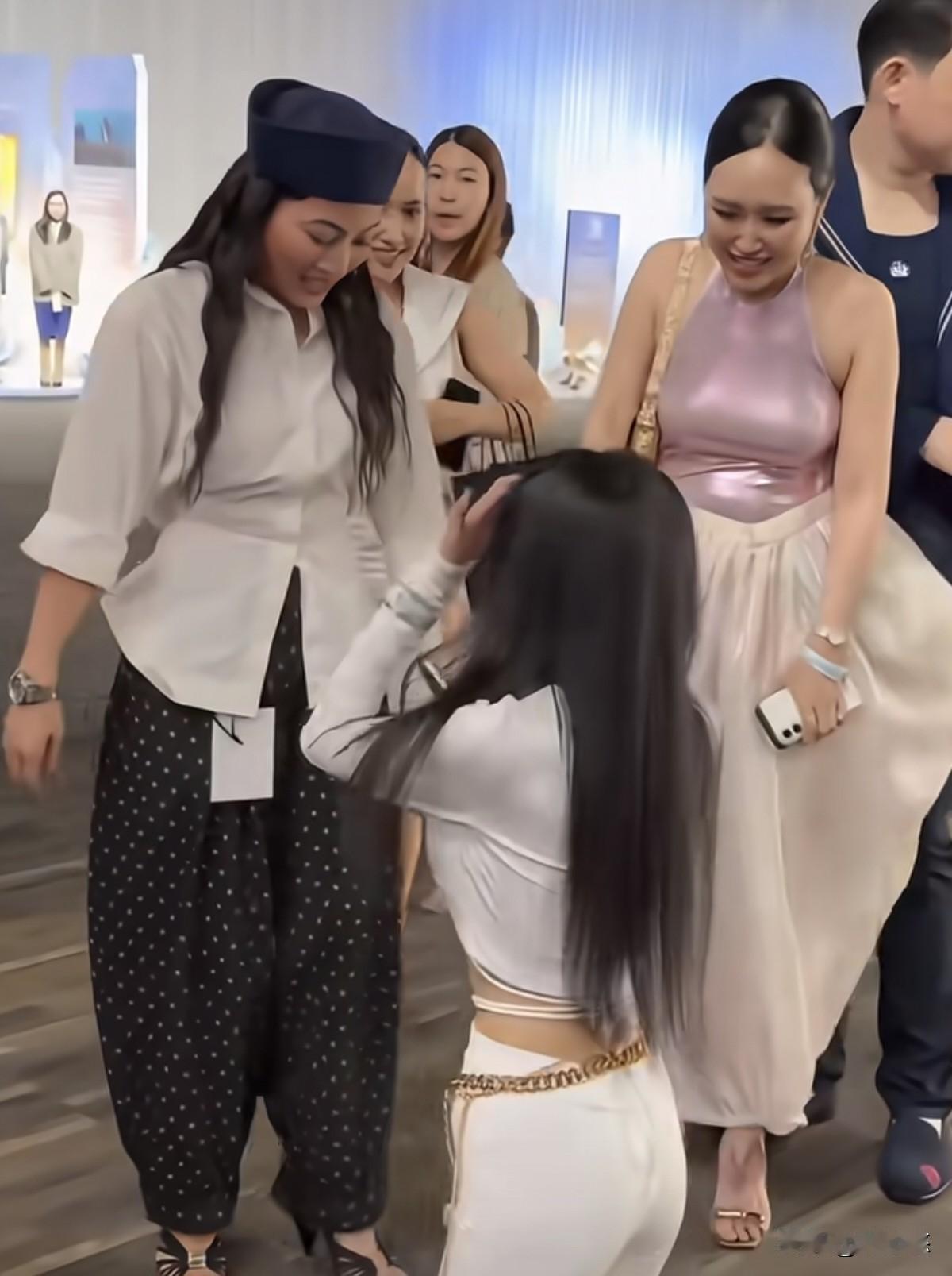 泰国王室以后能不能穿古装啊？看她们穿着现代装和高跟鞋跪拜，感觉好违和啊，哪哪儿