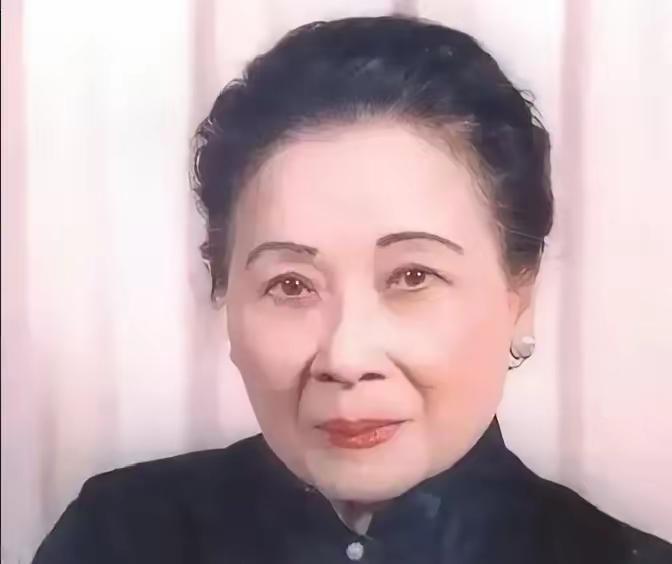 1996年，李登辉撤走慈湖陵寝守卫、砸毁蒋介石铜像的消息传到纽约。宋美龄拄着拐杖
