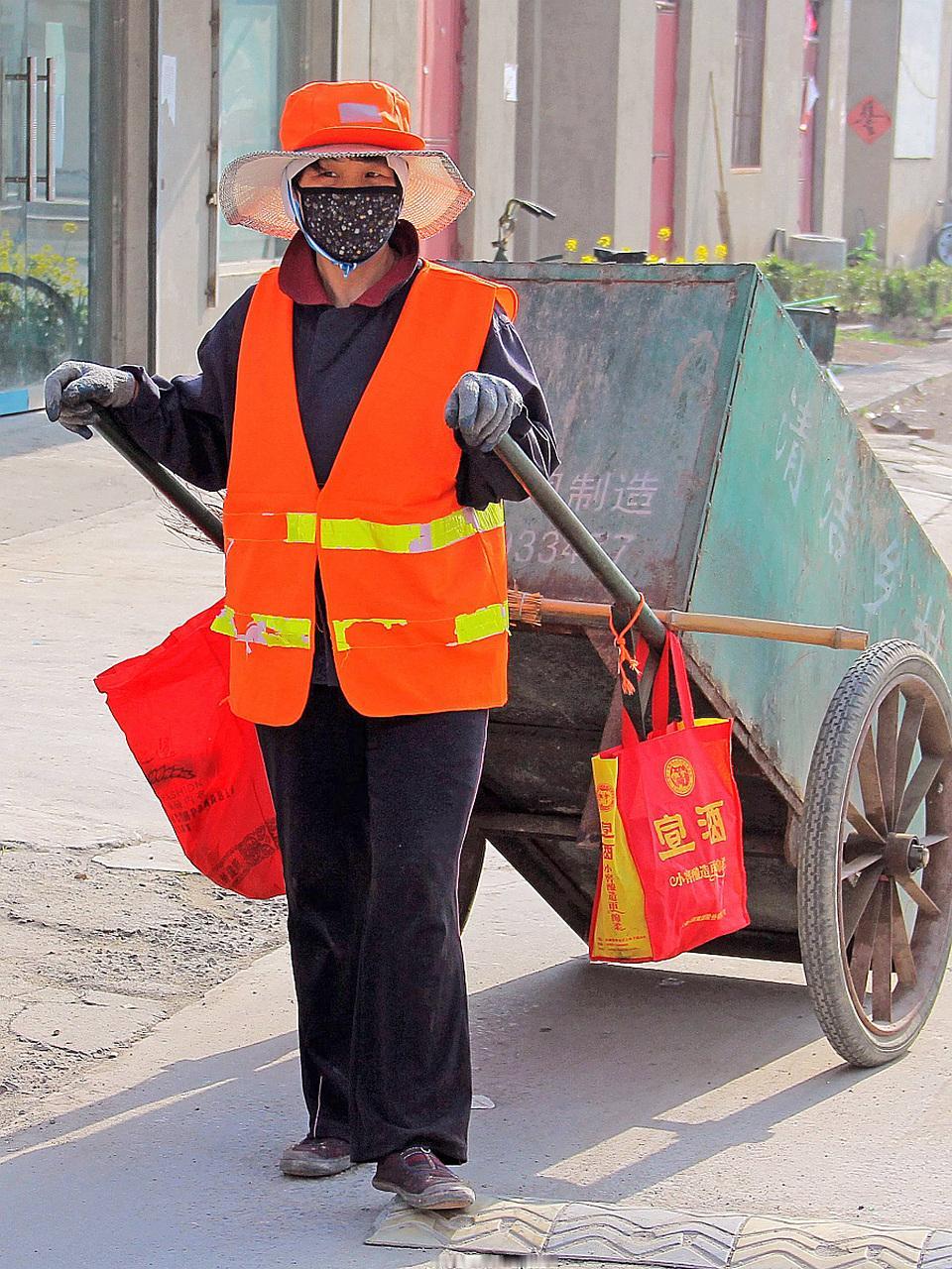 江苏无锡市一个班主任正在办公室批评一个女孩。她问：“你妈妈是做什么工作的？”女孩