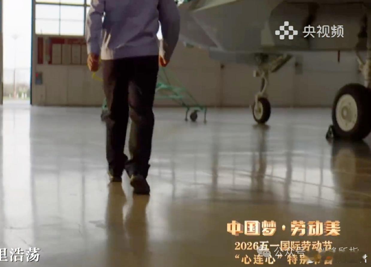 这个暗示相当明显！这架航空工业沈飞的歼-35A极有可能真是外贸版剑锋所指昨天想碰