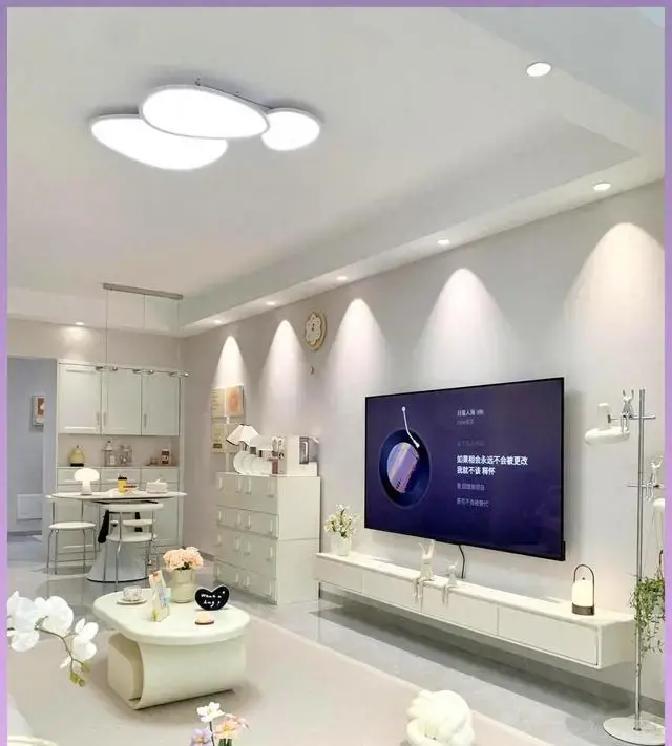 这90后姑娘入住新家才三个月，就把小户型活成了松弛治愈的样子。白墙+云朵灯+