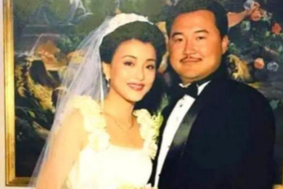 那年，26岁的杨澜执意要和小张离婚，父亲苦劝:“女儿啊，你离开小张会后悔的！”杨