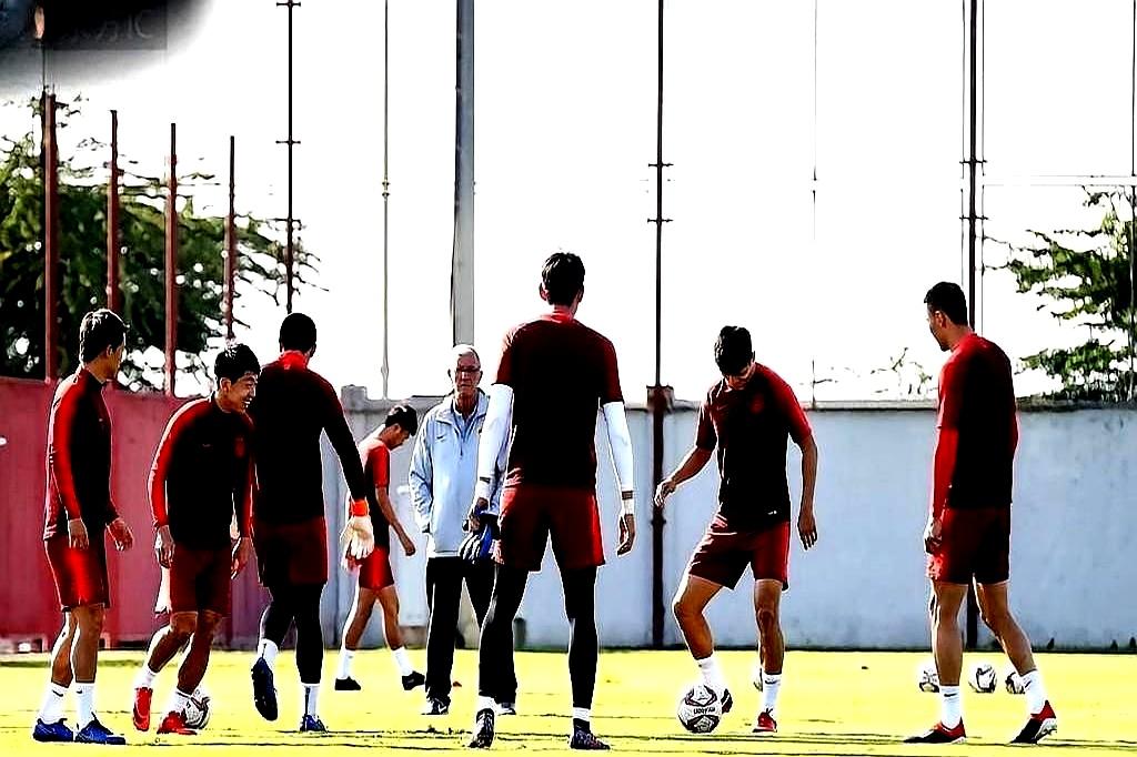 邵佳一上任先干一件事：抠门。肇庆五星级酒店贴着训练场，机票一小时，吃住便