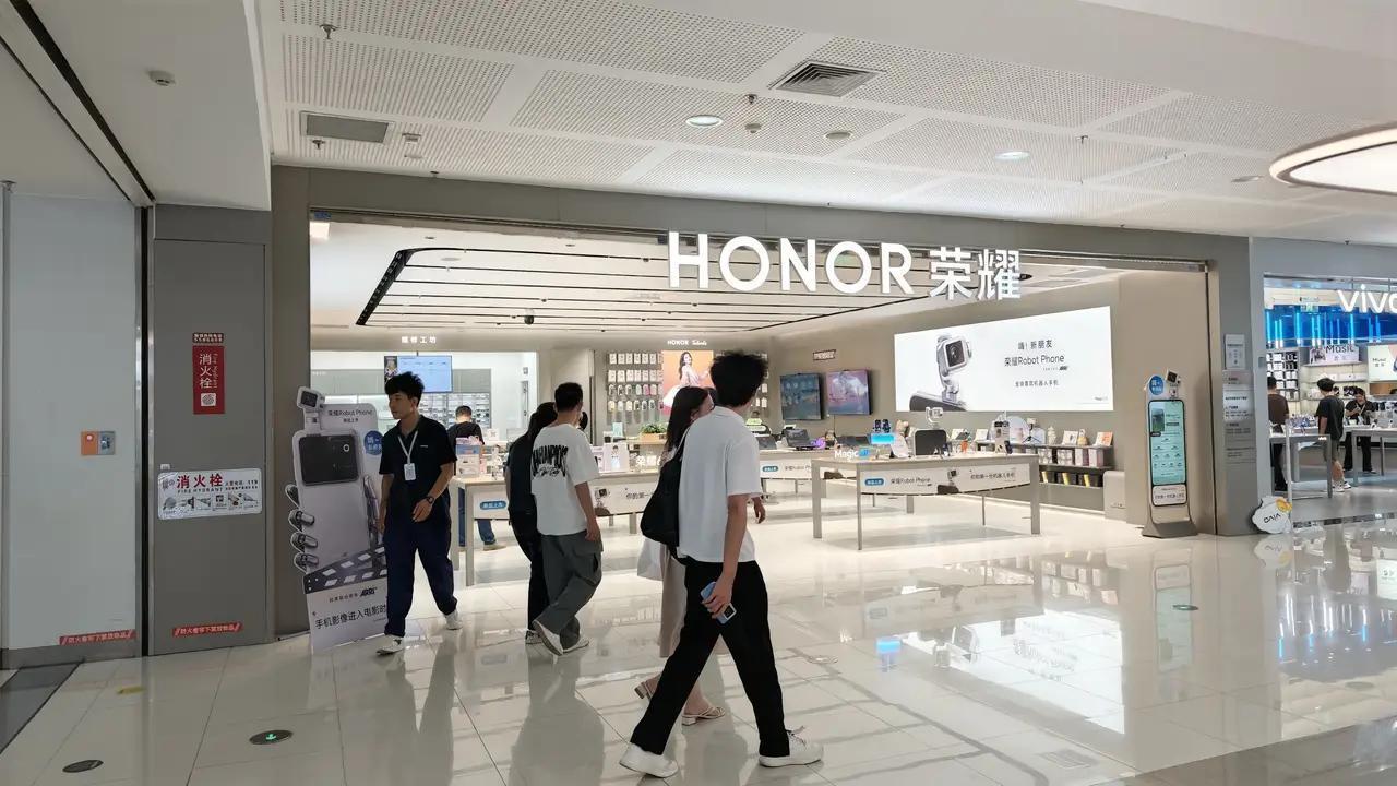 昨天陪朋友去荣耀售后换电池，结账时我都惊了——129块。本来还以为旗舰机型换电池