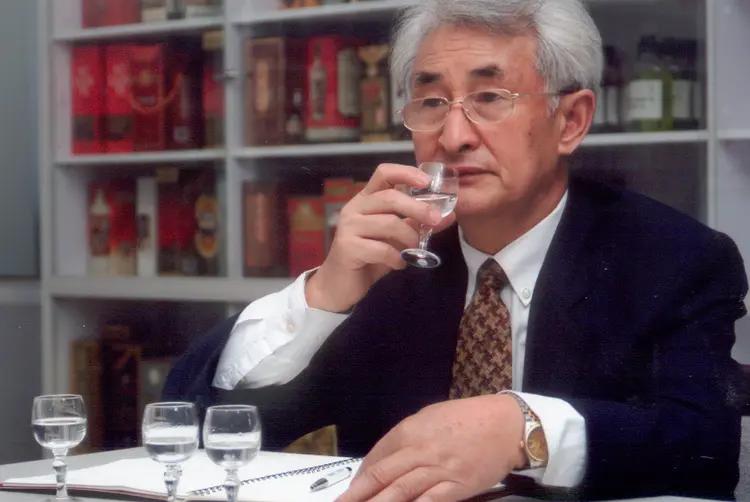 茅台集团前董事长季克良有个让人惊掉下巴的习惯——48年喝了两吨茅台，每天半斤起步