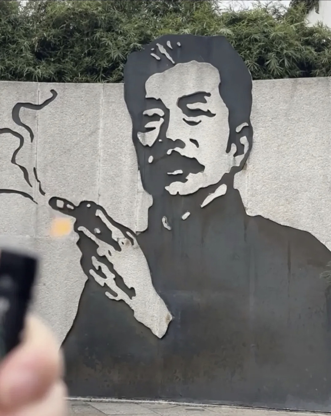 鲁迅夹烟墙画被投诉当事人发声鲁迅生活的时代，吸烟是一种普遍的社会习惯，甚至是文人