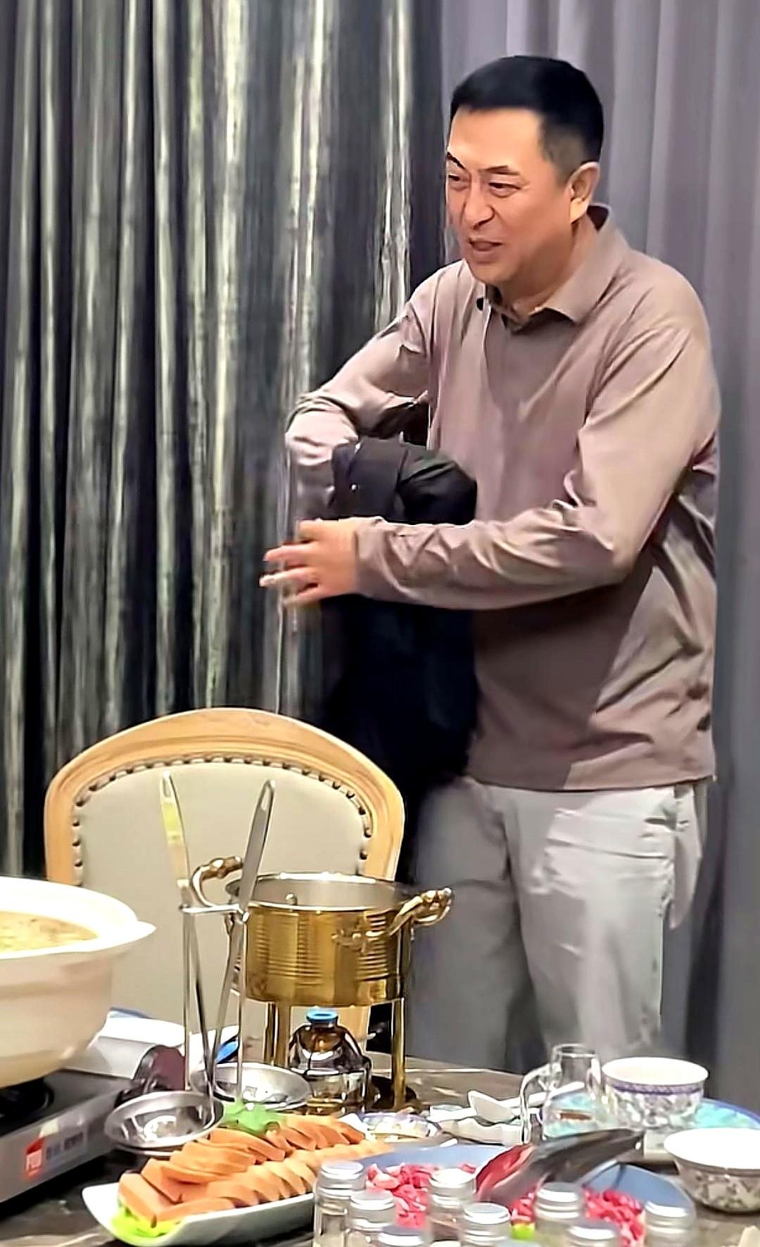 演员张嘉益接风香港朋友，用心了。这次局上有午马妻子、林威、翁虹等人，饭后直接