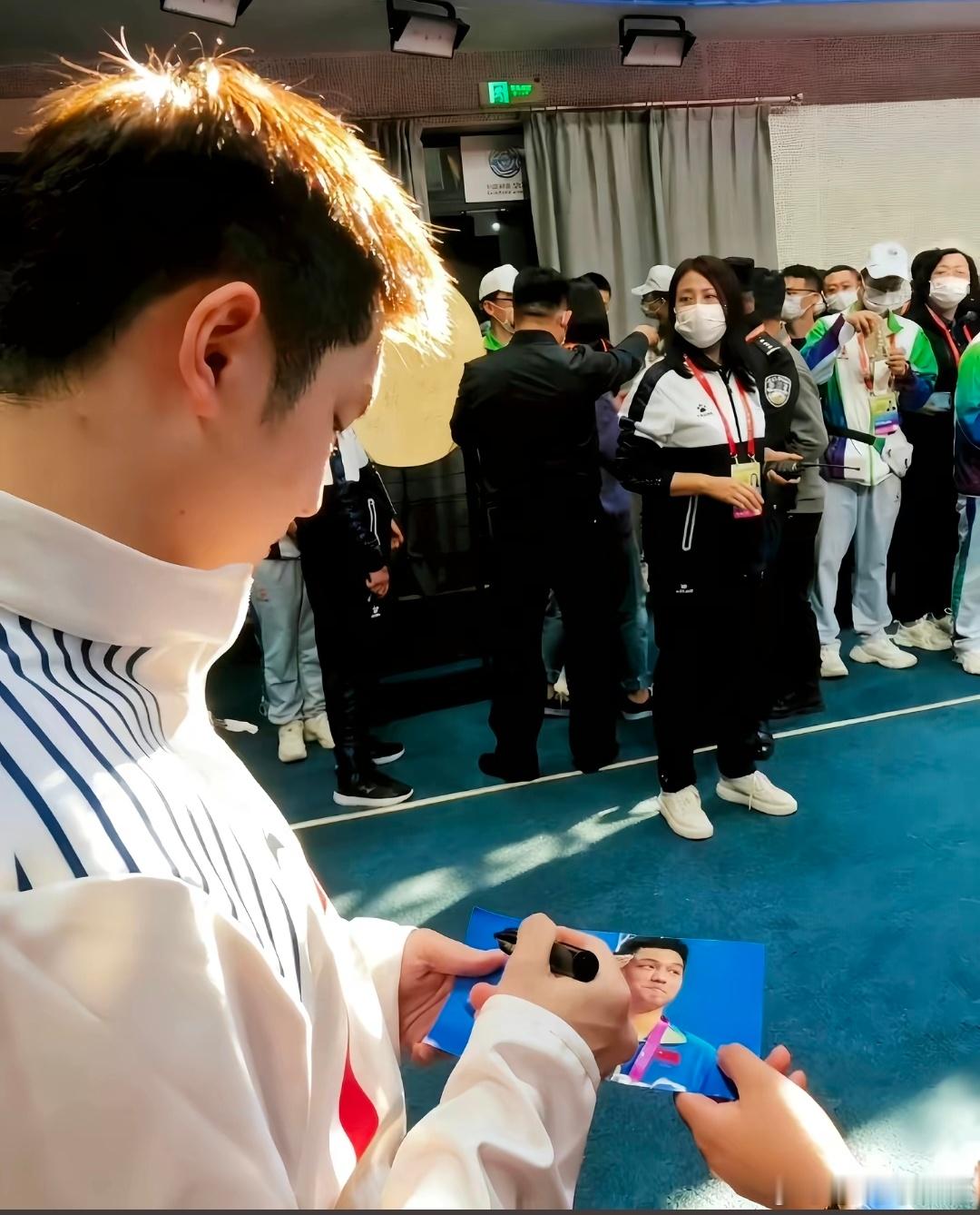 这一幕太有故事感了“好似我的青春回头看了我一眼”樊振东​​​