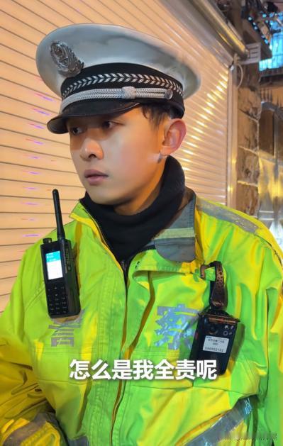 上海，一男子过马路时与一辆电动车发生碰撞，可交警到场后认定男子全责，这让男子十分