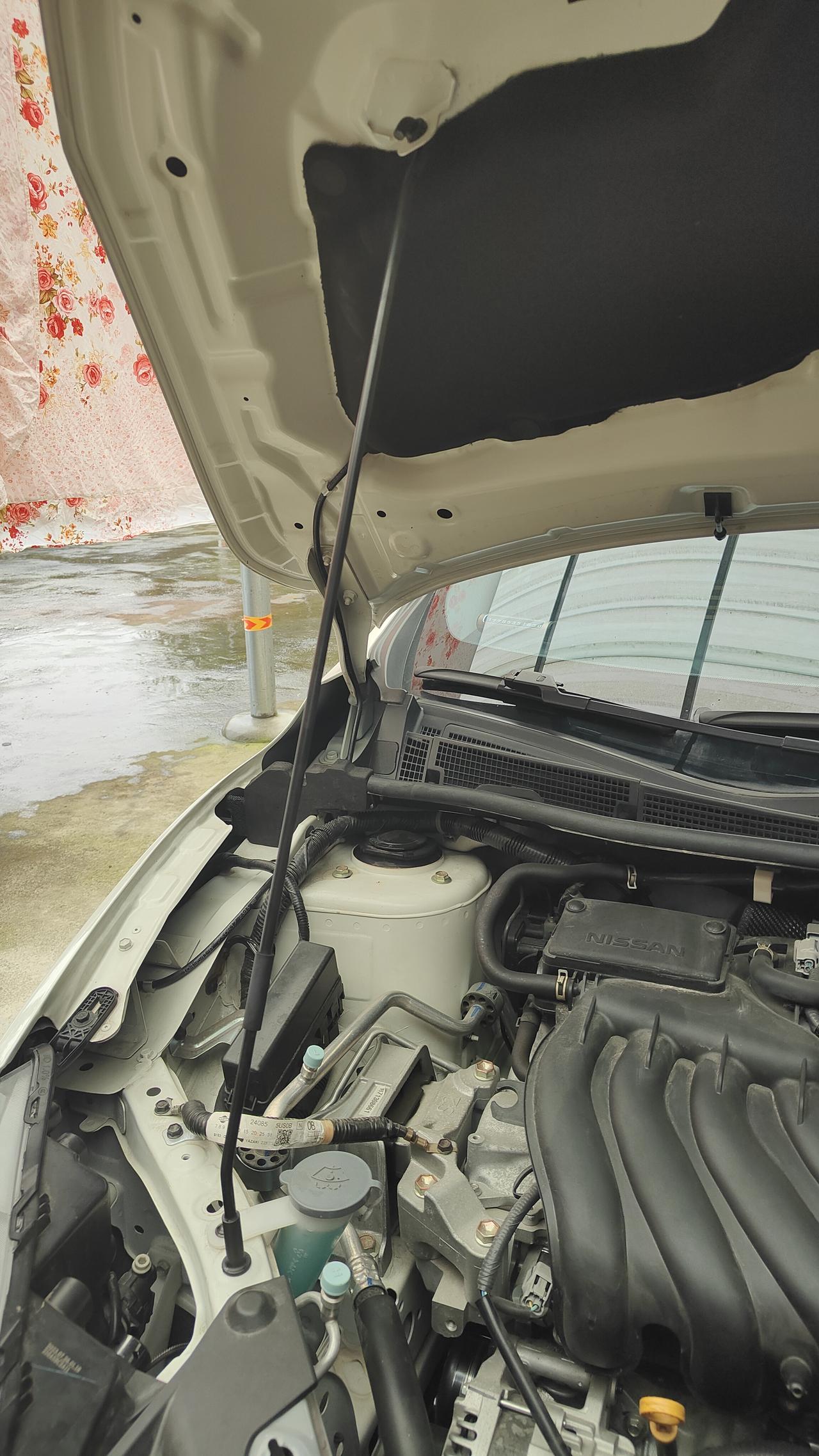 轩逸经典的前机盖支撑杆是放这个孔的我以前就放错了