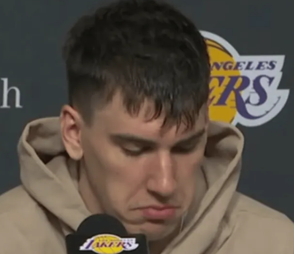 NBA常规赛湖人不敌雄鹿。赛后，湖人球员杰克-拉拉维亚接受媒体采访谈及本场比赛