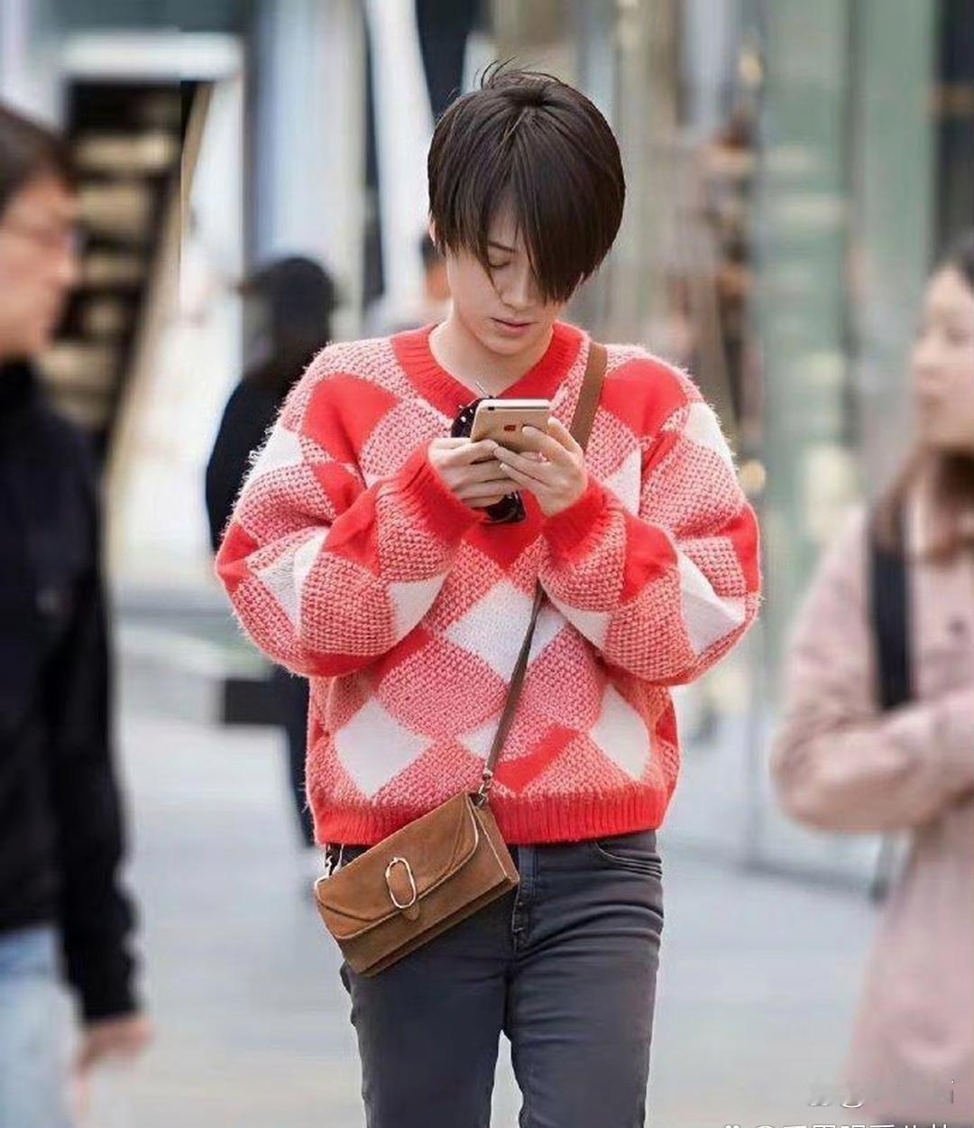 马思纯是‎真敢剪，女‏明星里敢试这么短发⁠⁠型﻿的真没几⁠个。