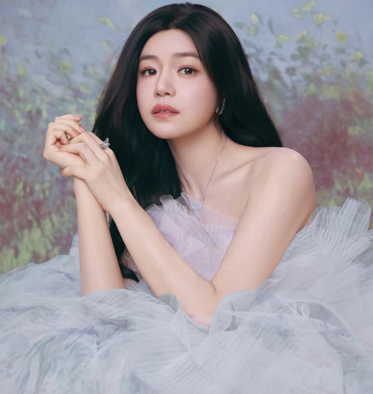 很多剧的男女主都来了，丁禹兮就算缺席红毯，领奖时也来了，陈妍希的男主角周