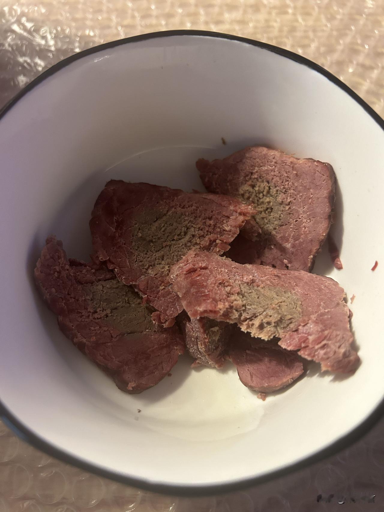 熏马肉这个样子正常吗？第一次在网上买熏马肉，没想到煮熟后切开了是这个样子的，太