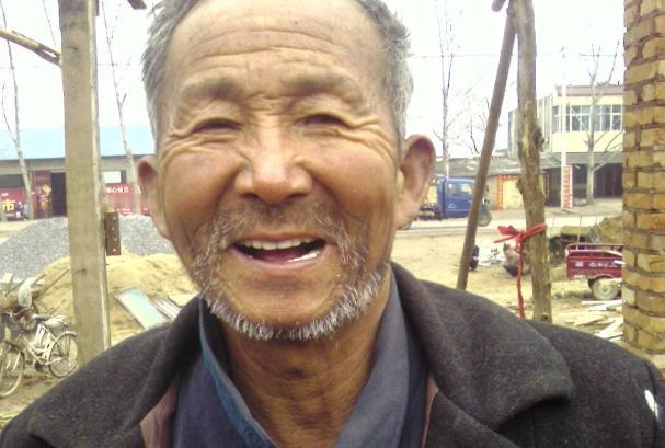 1992年，北京一流浪汉因无暂住证被送进收容所，填写籍贯时警察瞬间呆住“您就是大