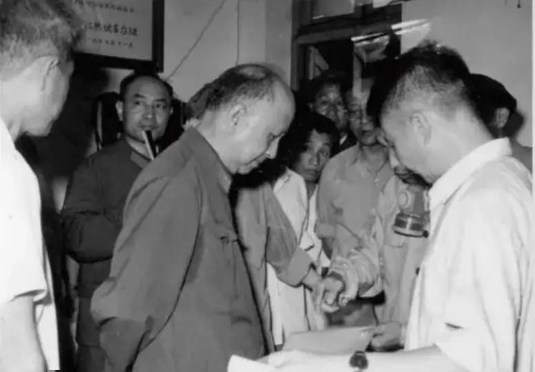 1964年，钱老在研发东风2号导弹时，发现射程不够，几乎所有人的第一反应都是往火