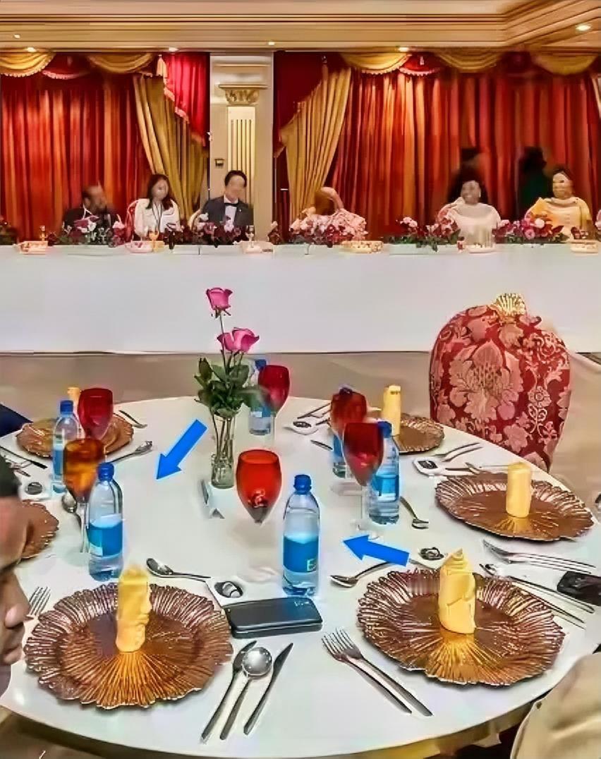 这是“国宴”？桌面几瓶矿泉水，连餐前甜点都没有么！说句那群人不爱听的，我们在大排