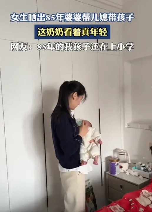 不知道还以为是孩子妈妈呢！安徽，女子一边抱着婴儿一边喂奶，从外观条件来看，还以为