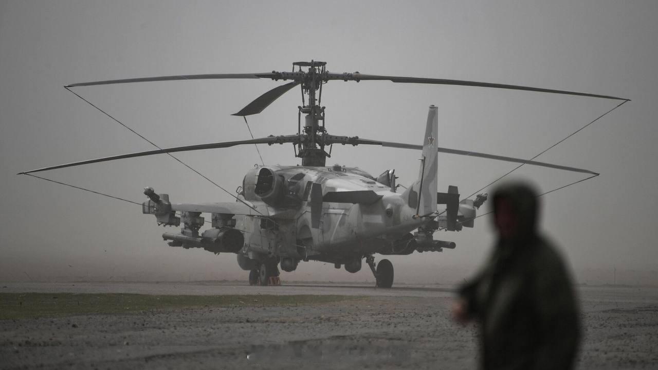 俄方称10月10日，一架俄军陆军航空兵的卡-52武装直升机因“与敌方火力无关”的
