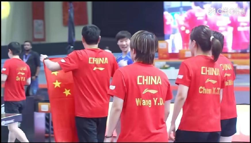 亚锦赛王曼昱“蓝队服”小插曲，可爱到犯规！印度亚锦赛国乒女队夺冠时刻，王曼