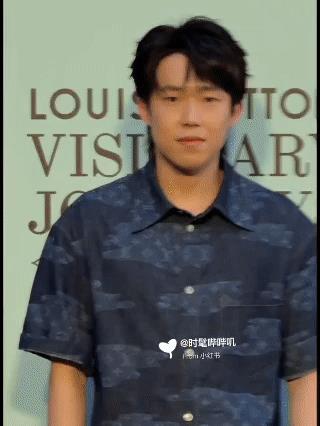 真要命了，原来真是一行有一行的苦，演员也是不容易。昨天大头参加lv的线下活动，这