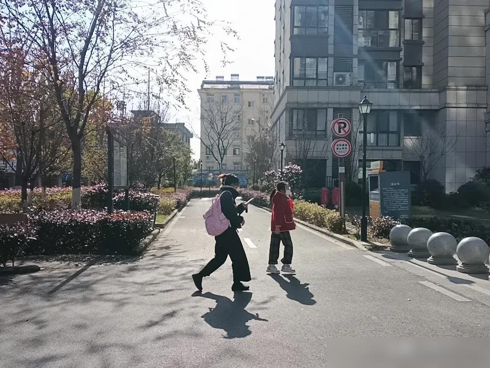 我弟弟今年也是，下半夜胸口疼，一直到白天下午才去当地县医院急诊，先检查说心肌酶高