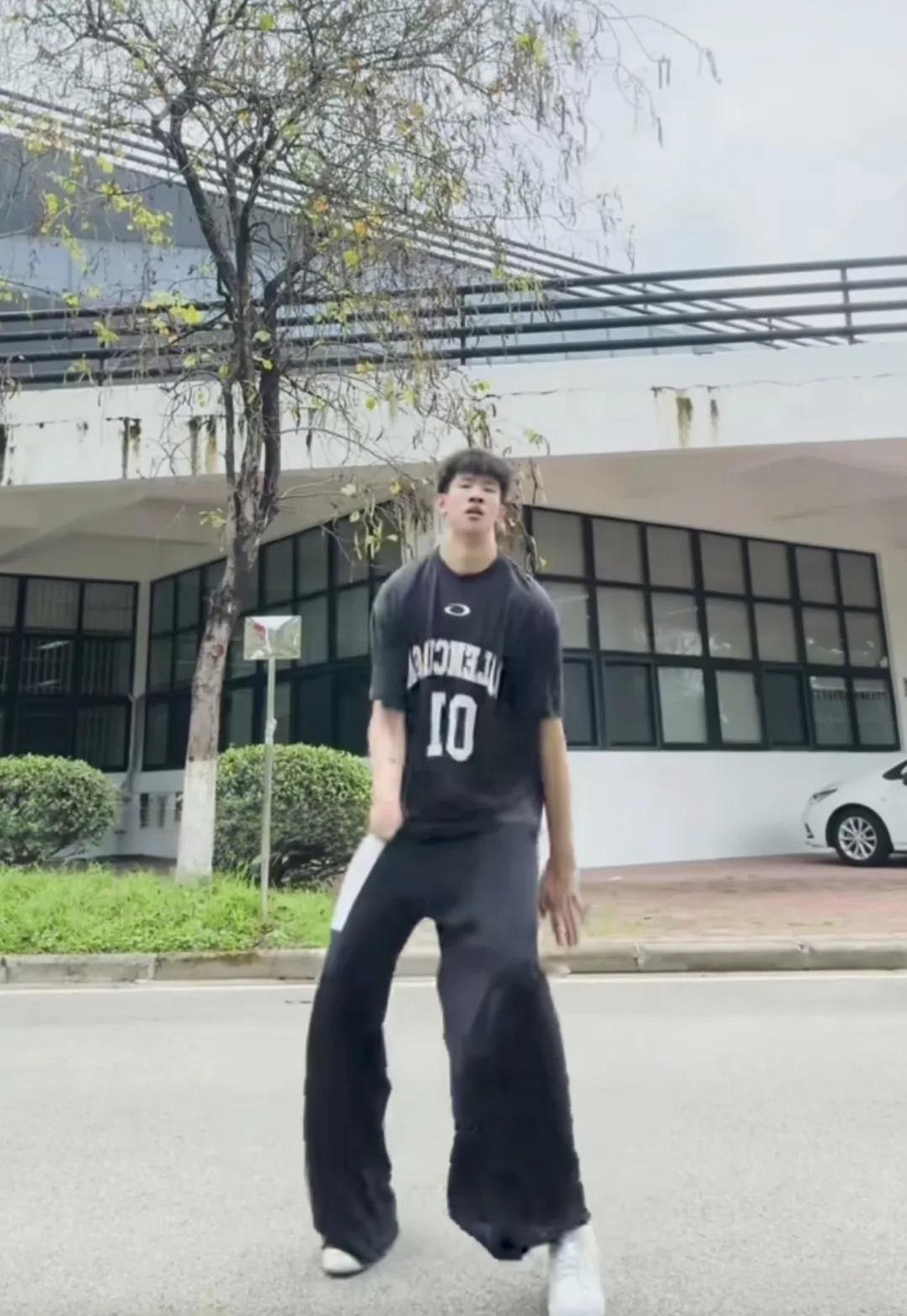 广东队小将黄明依秀手势舞！今天下午，广东队球员黄明依在个人社媒晒出一段跳手势舞