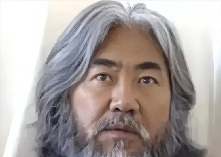75岁张纪中被前妻追着告816万侵占，直播间又赔掉两千万遭妻子当众骂老糊涂，九年官司没完没了，当年把