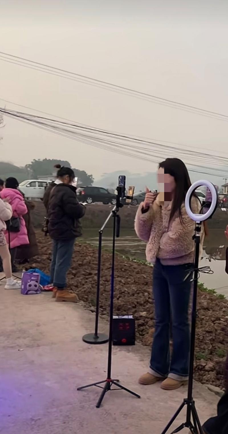 这些主播像苍蝇和狗皮膏药一样甩都甩不掉的，哪里火就跑哪里去直播[无奈吐舌][无奈吐舌]还