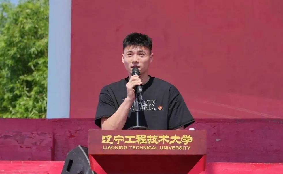 辽宁男篮鄢手骐大学优秀毕业，代表发言。毕业典礼上，聚光灯下站着一位意气风