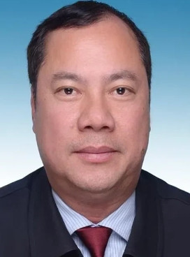 钟恒钦，1967年生于广西防城港，未满19岁时即1986年参加高考考上大学本科，