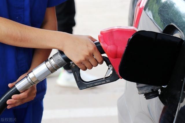 晚上和朋友们吃饭，一位朋友说“刚刚去加油，涨价了！”另一位朋友说“还好我开新