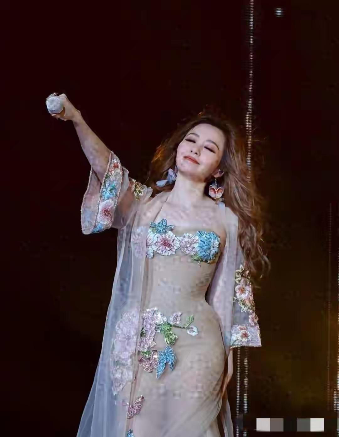 张靓颖早就应该换造型师了，这个新换的造型师就挺好！你看多漂亮