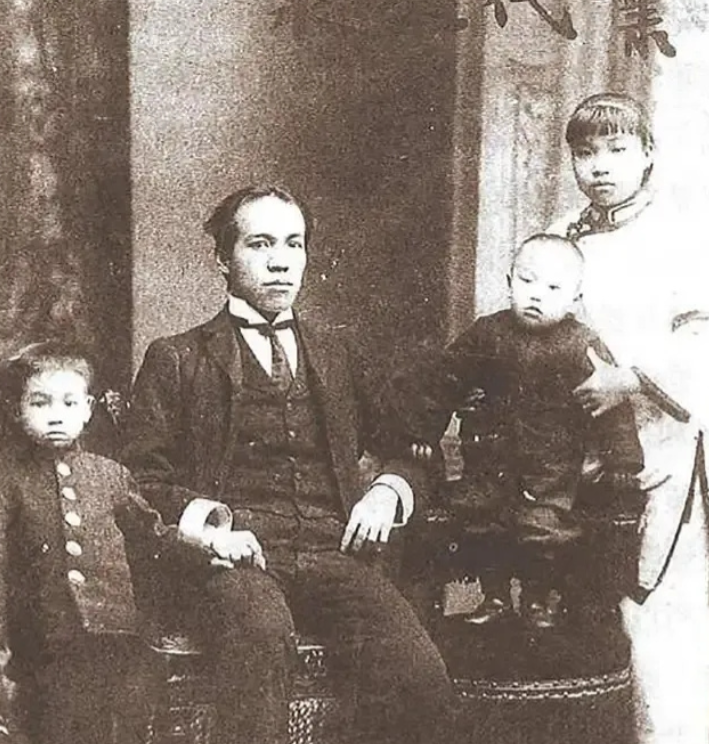 1903年，原配李蕙仙把30岁的梁启超带到17岁的婢女房里，悄声说：“今晚你们圆