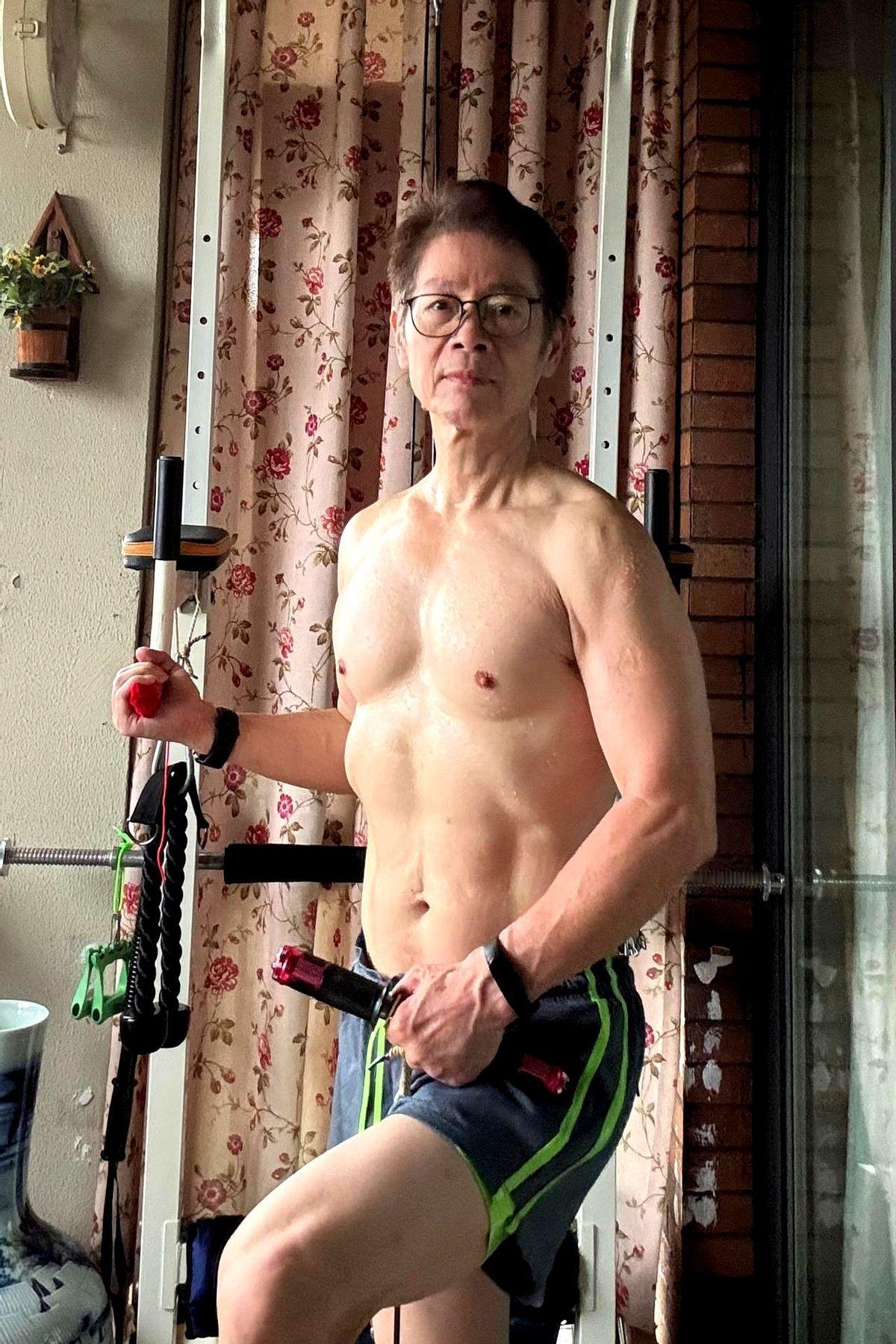 从40岁坚持跑步，65岁加入力量训练。他用几十年的坚持，硬是把自己练成了超越年