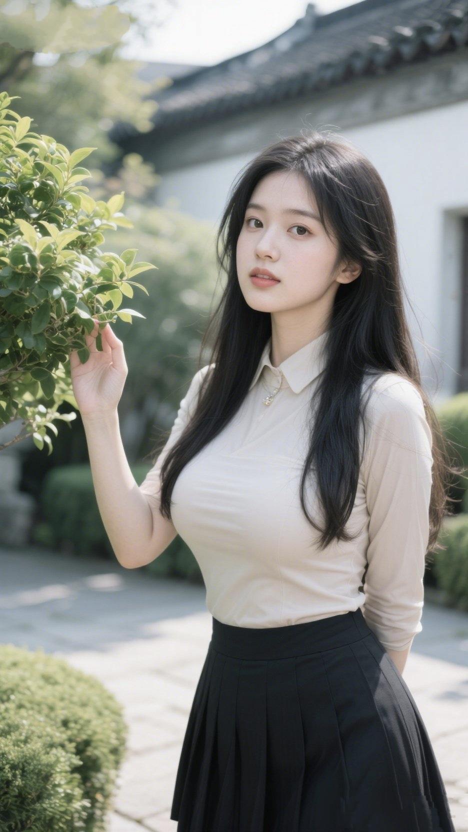 《庭院清欢》素衫轻覆软云光，墨裙垂落趁身量。纤手微探青枝上，新叶沾风带浅