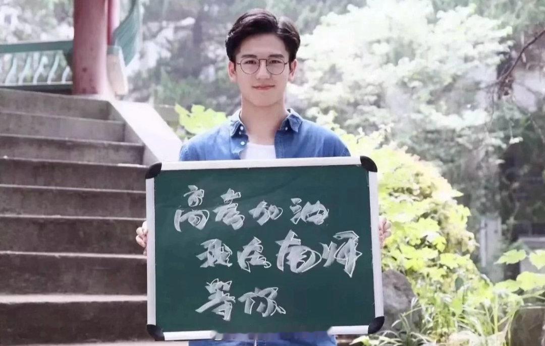 张凌赫素人时期依旧很权威褪去明星包装、妆容滤镜，还只是普通大学生的张凌赫，随