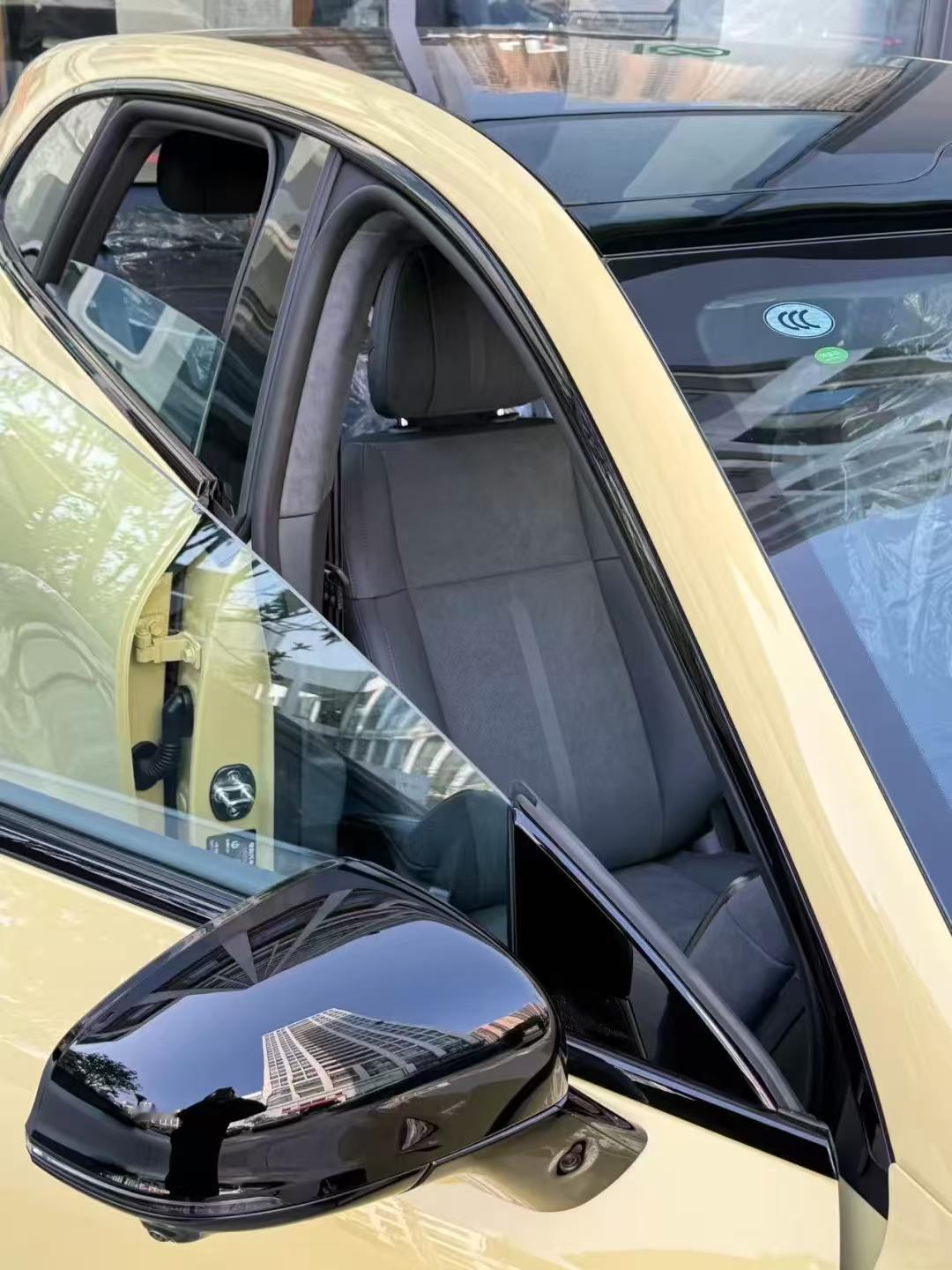 路过零跑的门店，发现有辆黄色的零跑Lafa5在充电，走上前去看了一圈。感觉实物比